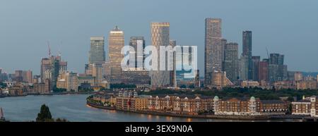 Canary Wharf Wolkenkratzer und Themse in der Abenddämmerung Stockfoto