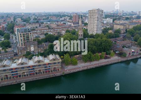 Blick aus der Vogelperspektive über das London Docklands Basin, die historische Kirche und das Viertel Stockfoto