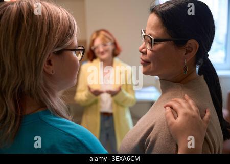 Zwei Frauen, die sich tagsüber im Büro unterstützen Stockfoto