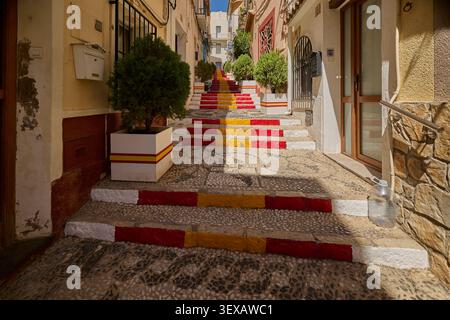 Farbenfrohe Treppe in der engen spanischen Straße in der Altstadt von Calpe. Stockfoto