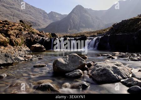 Feen Pools und Glen Brittle Landschaft in Glen Brittle auf der Isle of Skye, Schottland, zeigt Wasserfallvorsprünge, klare Becken, Feen Pools und Glen Brittle. Stockfoto