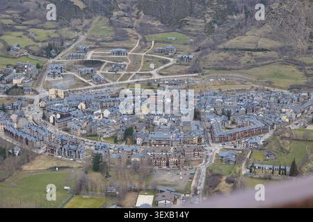 Blick vom Berg auf die Stadt Benasque in den spanischen Pyrenäen. Stockfoto