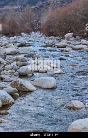 Nahaufnahme eines kleinen Flusses in einem Bergtal in den spanischen Pyrenäen. Stockfoto