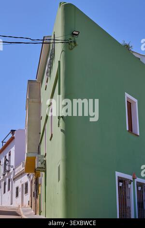 Eine enge Straße mit wunderschönen Häusern in der Altstadt von Denia. Denia, Alicante, Spanien - 31. Mai 2025. Stockfoto