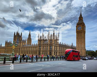 London, England, Großbritannien - 11. August 2023: Großer Ben-Uhrenturm, Houses of Parliament und ein roter Doppeldeckerbus auf der Westminster Bridge Stockfoto