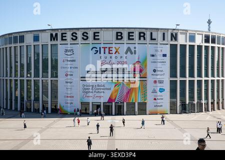 Berlin, Berlin, Deutschland. 30. Juni 2026. Besucher kommen am Dienstag, 30. Juni, in Berlin an, dem Veranstaltungsort der GITEX AI Europe. 2026. die zweitägige Technologieveranstaltung bringt Unternehmen, Start-ups, Investoren und führende Vertreter des öffentlichen Sektors zusammen, die sich mit künstlicher Intelligenz, Cloud-Computing, Cybersicherheit und digitaler Infrastruktur befassen. (Kreditbild: © Michael Kuenne/PRESSCOV via ZUMA Press Wire) NUR REDAKTIONELLE VERWENDUNG! Nicht für kommerzielle ZWECKE! Stockfoto