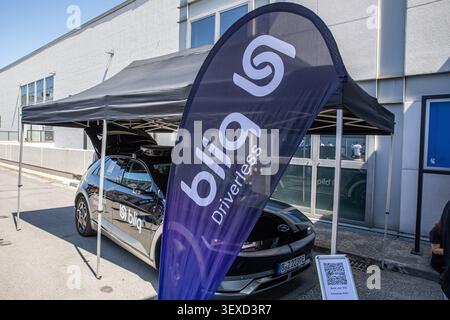 Berlin, Berlin, Deutschland. 30. Juni 2026. Neben einem fahrerlosen Mobilitätsfahrzeug steht am Dienstag, den 30. Juni 2026 auf der Messe Berlin vor der GITEX AI Europe eine Bliq-Flagge. Das Unternehmen präsentierte autonome Fahrzeugtechnik während der internationalen Technologie- und Startup-Veranstaltung. (Kreditbild: © Michael Kuenne/PRESSCOV via ZUMA Press Wire) NUR REDAKTIONELLE VERWENDUNG! Nicht für kommerzielle ZWECKE! Stockfoto