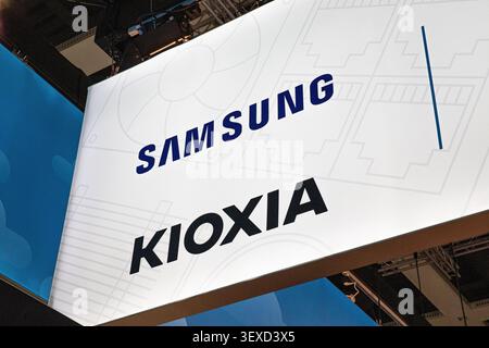 Berlin, Berlin, Deutschland. 30. Juni 2026. Die Logos von Samsung und Kioxia werden am Dienstag, den 30. Juni 2026 auf der GITEX AI Europe in Berlin ausgestellt. Hardware- und Halbleiterunternehmen waren unter den Ausstellern der Veranstaltung, da die Nachfrage nach der für die Unterstützung von Systemen der künstlichen Intelligenz erforderlichen Rechen- und Speicherkapazitäten wächst. (Kreditbild: © Michael Kuenne/PRESSCOV via ZUMA Press Wire) NUR REDAKTIONELLE VERWENDUNG! Nicht für kommerzielle ZWECKE! Stockfoto