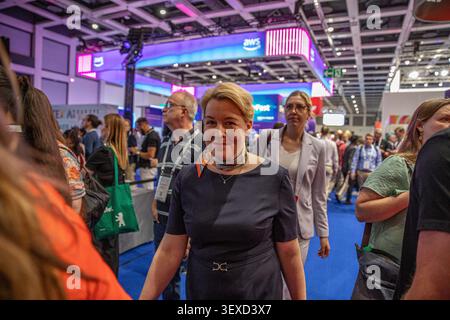 Berlin, Berlin, Deutschland. 30. Juni 2026. Franziska Giffey, Berliner Senatorin für Wirtschaft, Energie und Unternehmen und stellvertretende Bürgermeisterin von Berlin, läuft am Dienstag, den 30. Juni 2026 durch GITEX AI Europe in Berlin. Die Veranstaltung brachte internationale Technologieunternehmen, Start-ups und Beamte zusammen, um über künstliche Intelligenz, Investitionen und digitale Infrastruktur zu diskutieren. (Kreditbild: © Michael Kuenne/PRESSCOV via ZUMA Press Wire) NUR REDAKTIONELLE VERWENDUNG! Nicht für kommerzielle ZWECKE! Stockfoto