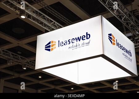 Berlin, Berlin, Deutschland. 30. Juni 2026. Am Dienstag, den 30. Juni 2026, wird auf der GITEX AI Europe in Berlin ein Leaseweb-Schild ausgestellt. Cloud-Anbieter und Infrastrukturunternehmen waren unter den Ausstellern der Veranstaltung, bei der es um Rechenleistung, künstliche Intelligenz und Datensysteme ging. (Kreditbild: © Michael Kuenne/PRESSCOV via ZUMA Press Wire) NUR REDAKTIONELLE VERWENDUNG! Nicht für kommerzielle ZWECKE! Stockfoto