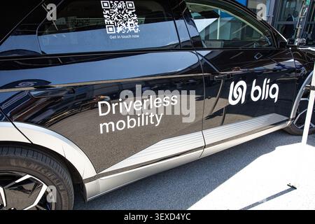 Berlin, Berlin, Deutschland. 30. Juni 2026. Ein autonomes Bliq Fahrzeug mit der Kennzeichnung Driverless Mobility wird am Dienstag, den 30. Juni 2026, vor der GITEX AI Europe auf der Messe Berlin in Berlin ausgestellt. Die Veranstaltung beinhaltete Demonstrationen von Technologien, die von künstlicher Intelligenz und Cloud-Computing bis hin zu Robotik und autonomem Transport reichten. (Kreditbild: © Michael Kuenne/PRESSCOV via ZUMA Press Wire) NUR REDAKTIONELLE VERWENDUNG! Nicht für kommerzielle ZWECKE! Stockfoto