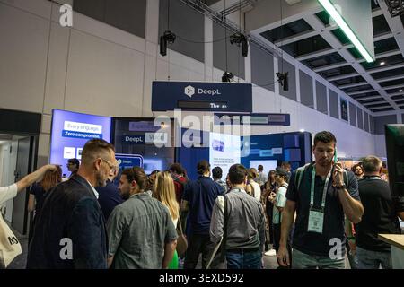 Berlin, Deutschland. 30. Juni 2026. Besucher treffen sich am DeepL-Stand während der GITEX AI Europe am Dienstag, den 30. Juni 2026 in Berlin. Das deutsche Unternehmen für künstliche Intelligenz stellte Sprachtechnologie vor, während Unternehmen und Regierungen über eine breitere Einführung von KI-Tools in ganz Europa diskutieren. (Foto: Michael Kuenne/PRESSCOV/SIPA USA) Credit: SIPA USA/Alamy Live News Stockfoto