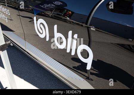 Berlin, Deutschland. 30. Juni 2026. Das Bliq-Logo ist auf einem fahrerlosen Mobilitätsfahrzeug außerhalb der GITEX AI Europe auf der Messe Berlin in Berlin am Dienstag, den 30. Juni 2026 zu sehen. Die autonome Verkehrstechnik gehörte zu den Innovationen für künstliche Intelligenz und Mobilität, die auf der Veranstaltung vorgestellt wurden. (Foto: Michael Kuenne/PRESSCOV/SIPA USA) Credit: SIPA USA/Alamy Live News Stockfoto