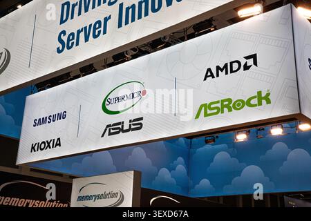Berlin, Deutschland. 30. Juni 2026. Logos von Samsung, Supermicro, AMD, ASRock, Asus und Kioxia werden am Dienstag, den 30. Juni 2026 auf der GITEX AI Europe in Berlin, Deutschland, ausgestellt. Technologieunternehmen versammelten sich auf der Veranstaltung, um Hardware, Computersysteme und Infrastruktur für künstliche Intelligenz und Unternehmenstechnologie zu präsentieren. (Foto: Michael Kuenne/PRESSCOV/SIPA USA) Credit: SIPA USA/Alamy Live News Stockfoto