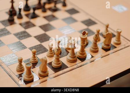Hölzerne Schachfiguren auf Schachbrett mit selektiver Fokussierung Stockfoto