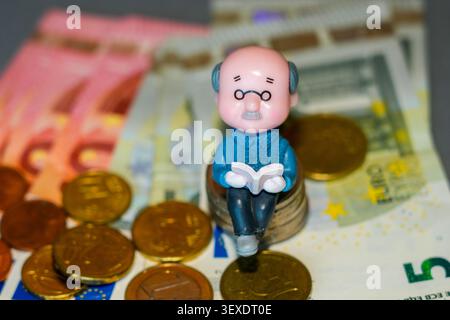 Hochrangige Figur, die auf Euro-Münzen und -Banknoten sitzt, symbolisiert Renten- und Rentenfinanzierung Stockfoto