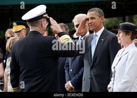 Präsident Barack Obama grüßt Admiral Mike Mullen, Vorsitzender der Joint Chiefs of Staff, während der Abschiedsfeier an Mullen in der Joint Base Myer-Henderson Hall in Arlington, Virginia, 30. September 2011. Admiral Mulls Frau Deborah steht rechts. (Offizielles Foto des Weißen Hauses von Pete Souza) dieses offizielle Foto des Weißen Hauses wird nur für die Veröffentlichung durch Nachrichtenorganisationen und/oder für den persönlichen Gebrauch durch den/die Gegenstand(e) des Fotos zur Verfügung gestellt. Das Foto darf in keiner Weise manipuliert und nicht in kommerziellen oder politischen Materialien oder Werbung verwendet werden Stockfoto