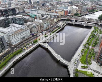 Luftbilddrohnenansicht der Squiggly Bridge über den Fluss Clyde in Glasgow Stockfoto