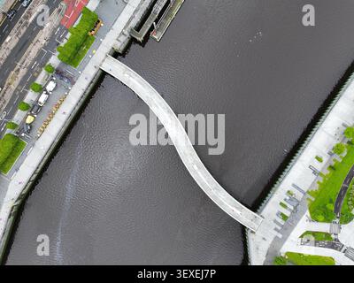 Luftbilddrohnenansicht der Squiggly Bridge über den Fluss Clyde in Glasgow Stockfoto