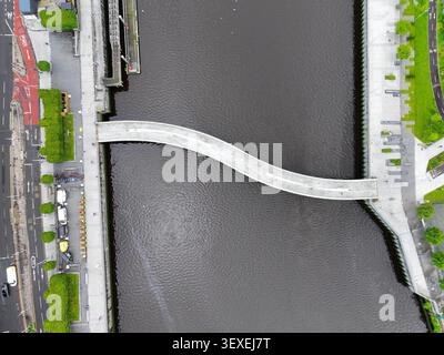 Luftbilddrohnenansicht der Squiggly Bridge über den Fluss Clyde in Glasgow Stockfoto