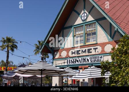 Hemet, Kalifornien, USA - 6. April 2024: Die Nachmittagssonne scheint auf dem historischen Bahnhof Santa Fe. Stockfoto
