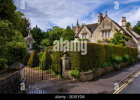 Malerische Dorfszene mit St. Andrew Church und charmanten Häusern in Castle Combe, Wiltshire, England. Ein beliebter Touristenort. Stockfoto