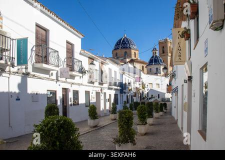 Encantadoras calles de Altea, Alicante, con casas encaladas, Callejones empedrados, flores coloridas y arquitectura tradicional mediterránea. España Stockfoto