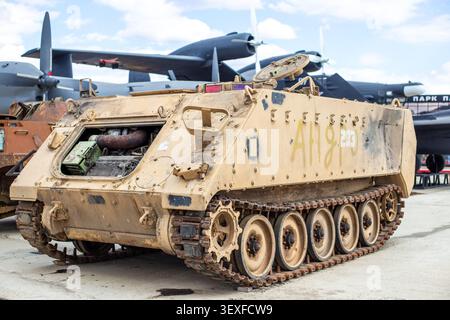 Ein klassischer militärischer gepanzerter Personentransporter, der in einem Freiluftmuseum ausgestellt ist. Kriegsgeschichte Fahrzeug, Armeetransport. Patriot Park, Russland, Kamensk-Schachtinsky, 12. September, 2025 Stockfoto