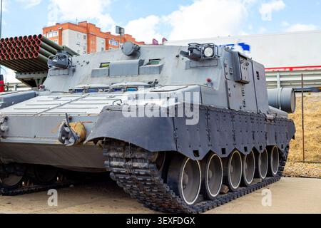 Ein schweres militärisches Panzerfahrzeug in einem öffentlichen Museumspark. Militärtechnologie, Raupenfahrzeug, Kriegsgeschichte. Patriot Park, Russland, Kamensk-Schakhtinsky, September 2025 Stockfoto