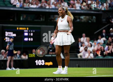 Serena Williams aus den Vereinigten Staaten reagierte während ihres Ladies' Singles-Spiels gegen Maya Joint of Australia am zweiten Tag der Wimbledon Championships 2026 im All England Lawn Tennis and Croquet Club in London. Bilddatum: Dienstag, 30. Juni 2026. Stockfoto