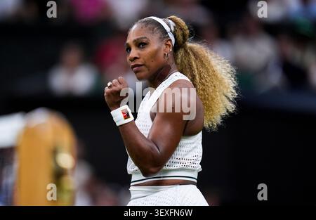 Serena Williams aus den Vereinigten Staaten reagierte während ihres Ladies' Singles-Spiels gegen Maya Joint of Australia am zweiten Tag der Wimbledon Championships 2026 im All England Lawn Tennis and Croquet Club in London. Bilddatum: Dienstag, 30. Juni 2026. Stockfoto