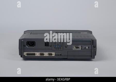Amstrad alt-286 Mikrocomputer, hergestellt in Japan, mit Benutzerhandbuch und MS-DOS-Handbuch, entwickelt von Amstrad Consumer Electronics. Stockfoto