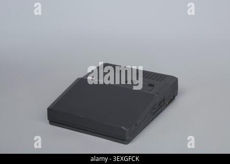 Amstrad alt-286 Mikrocomputer, hergestellt in Japan, mit Benutzerhandbuch und MS-DOS-Handbuch, entwickelt von Amstrad Consumer Electronics. Stockfoto
