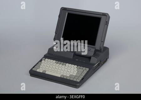 Amstrad alt-286 Mikrocomputer, hergestellt in Japan, mit Benutzerhandbuch und MS-DOS-Handbuch, entwickelt von Amstrad Consumer Electronics. Stockfoto