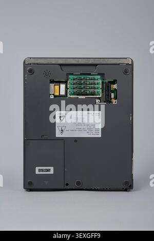 Amstrad alt-286 Mikrocomputer, hergestellt in Japan, mit Benutzerhandbuch und MS-DOS-Handbuch, entwickelt von Amstrad Consumer Electronics. Stockfoto