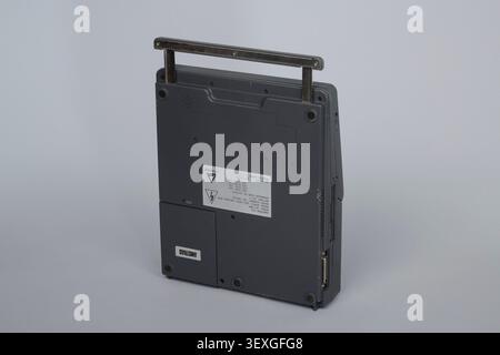 Amstrad alt-286 Mikrocomputer, hergestellt in Japan, mit Benutzerhandbuch und MS-DOS-Handbuch, entwickelt von Amstrad Consumer Electronics. Stockfoto
