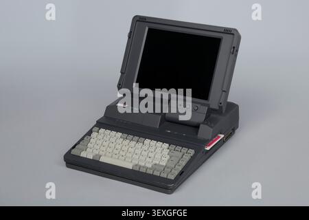 Amstrad alt-286 Mikrocomputer, hergestellt in Japan, mit Benutzerhandbuch und MS-DOS-Handbuch, entwickelt von Amstrad Consumer Electronics. Stockfoto