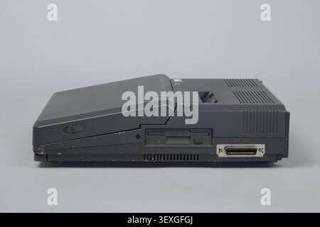 Amstrad alt-286 Mikrocomputer, hergestellt in Japan, mit Benutzerhandbuch und MS-DOS-Handbuch, entwickelt von Amstrad Consumer Electronics. Stockfoto