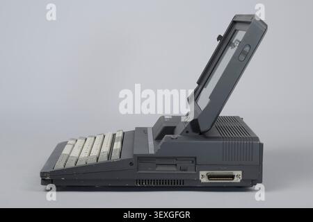 Amstrad alt-286 Mikrocomputer, hergestellt in Japan, mit Benutzerhandbuch und MS-DOS-Handbuch, entwickelt von Amstrad Consumer Electronics. Stockfoto