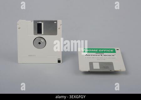 Amstrad alt-286 Mikrocomputer, hergestellt in Japan, mit Benutzerhandbuch und MS-DOS-Handbuch, entwickelt von Amstrad Consumer Electronics. Stockfoto