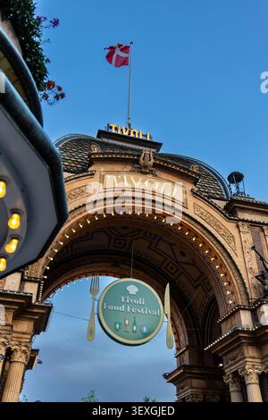 Eingang zum Vergnügungspark Tivoli im Zentrum von Kopenhagen, Dänemark Stockfoto