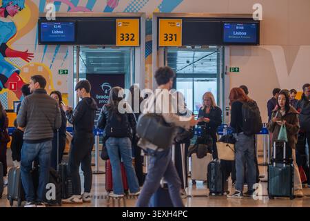 Guarulhos, Sao Paulo, Brasilien - 25. Juni 2026: Blick auf Passagiere, die an den Flugsteigen des internationalen Flughafens Sao Paulo Guarulhos warten Stockfoto