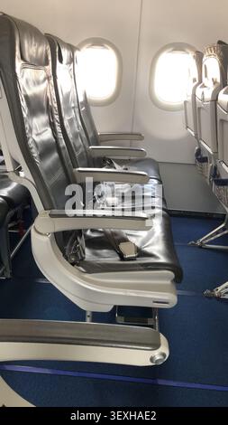 Leere Sitzreihe in der Economy Class in einem Flugzeug. Stockfoto