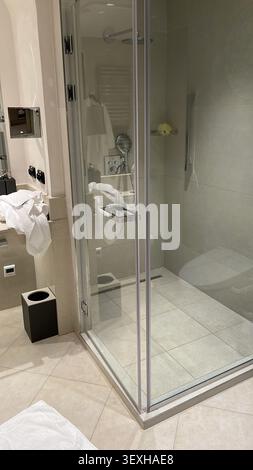 Hotelbadezimmer, Duschkabine im Badezimmer. Stockfoto
