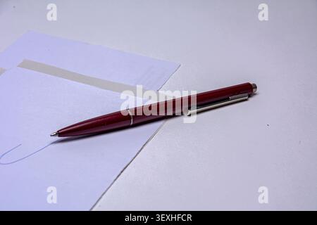 Kugelschreiber auf weißem Papier mit Unterschrift Stockfoto