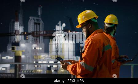 Überprüfung von Ressourcen, globaler Ölkrise und afroamerikanischer Mann auf Offshore-Plattform mit Kollegen. Organisation der Fossiliengewinnung, Seeblockade und Teamwork-Techniker, Kamera A Stockfoto