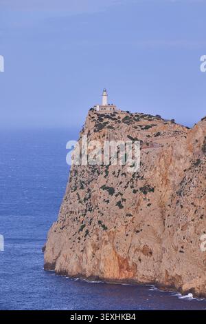 Leuchtturm Cap Formentor auf einer Klippe im Süden Mallorcas, Spanien. Stockfoto