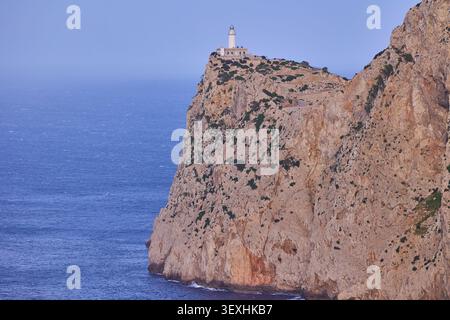 Leuchtturm Cap Formentor auf einer Klippe im Süden Mallorcas, Spanien. Stockfoto