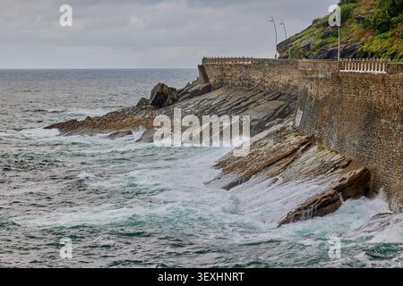 Wellen schlagen gegen die Felsen. Stockfoto