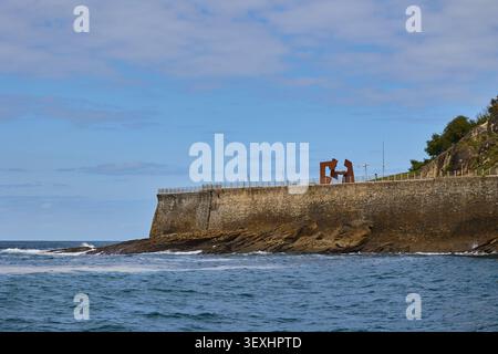 Wellen schlagen gegen die Felsen. Stockfoto